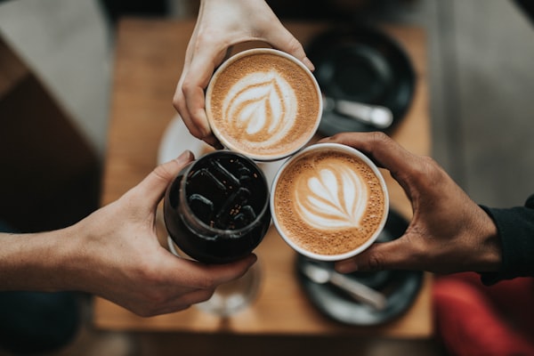 Barista bereitet Kaffee zu