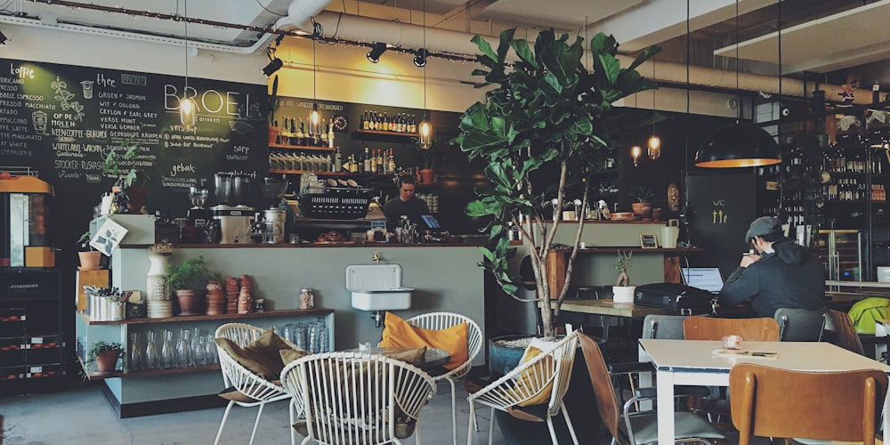 Gemuetliches Cafe Morgenrot Interieur mit warmem Licht